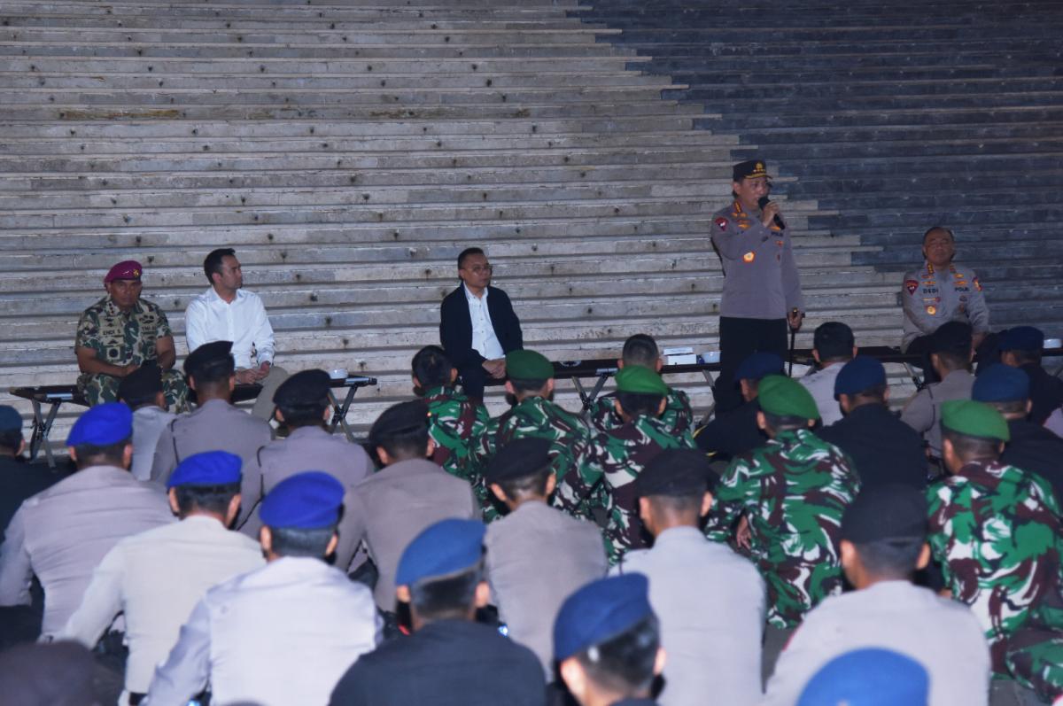 Pangkormar Dampingi Kapolri Tinjau Pasukan Pengamanan di Gedung DPR/MPR RI 010553