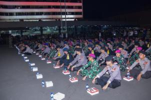 Pangkormar Dampingi Kapolri Tinjau Pasukan Pengamanan di Gedung DPR/MPR RI 010616
