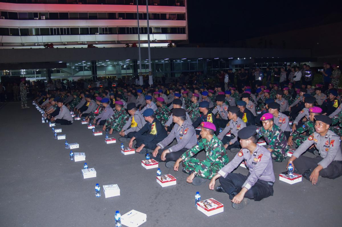 Pangkormar Dampingi Kapolri Tinjau Pasukan Pengamanan di Gedung DPR/MPR RI 010616