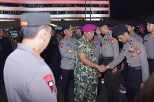 Pangkormar Dampingi Kapolri Tinjau Pasukan Pengamanan di Gedung DPR/MPR RI 010641
