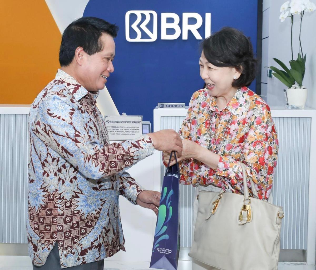 Peringati Hari Pelanggan Nasional, Direksi BRI Sapa Langsung Nasabah di Beberapa Daerah