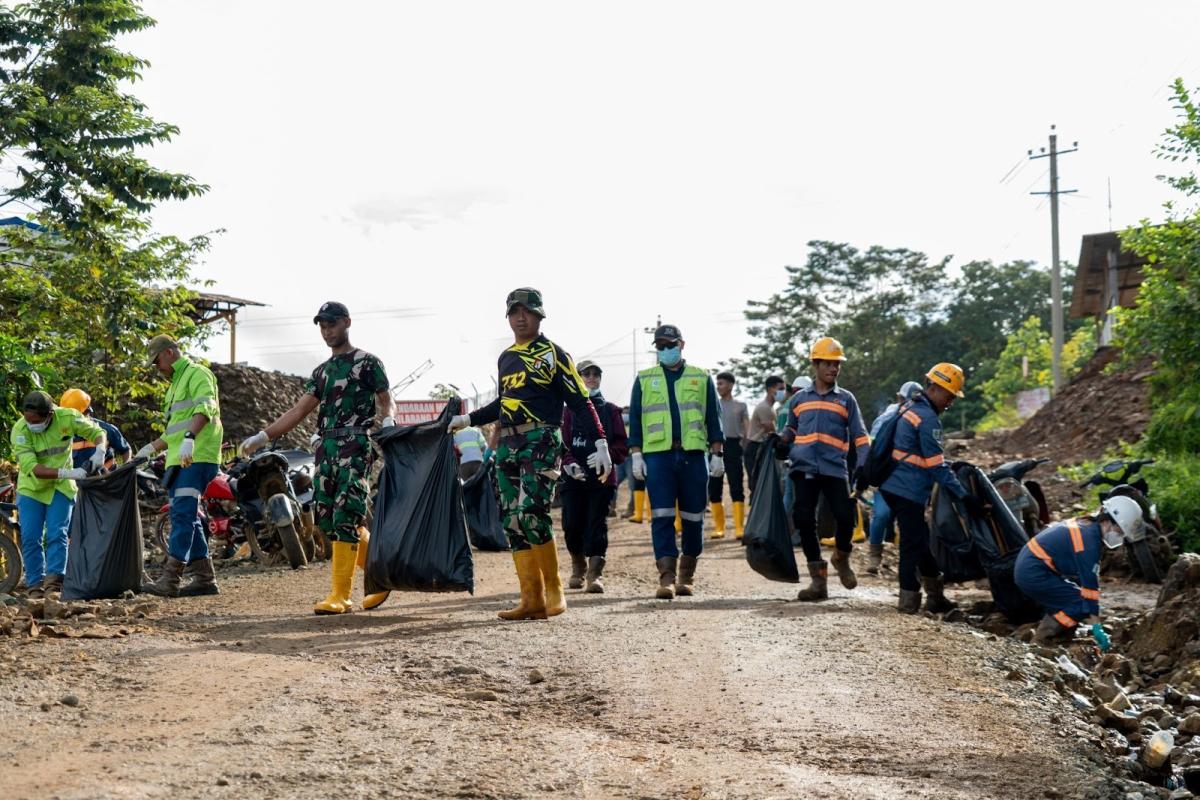 Harita Nickel dan Masyarakat Kawasi Satukan Langkah di World Cleanup Day