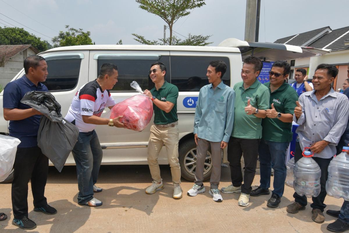 Gubernur DKI Jakarta Tinjau Booth BTN JAKIM di CFD Jakarta 091029