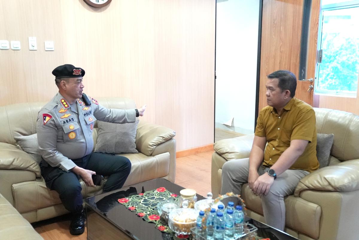 Amankan Aset Negara,  Kepala Kantor Pertanahan Jakarta Pusat Serahkan Sertipikat Tanah Elektronik POLRI