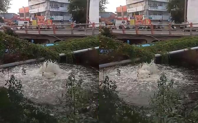 Semburan Air Misterius di Sungai Kebon Agung Gegerkan Warga Surabaya