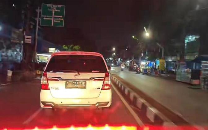 Sebuah Mobil Menghalangi Laju Ambulans yang Membawa Ibu Hamil, Aksi Ini Bikin Publik Geram