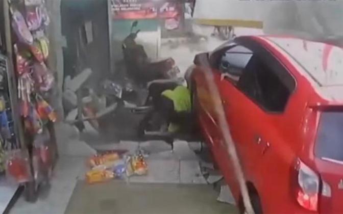 Salah Injak Pedal, Mobil Tabrak Pemotor dan Warung di Bogor