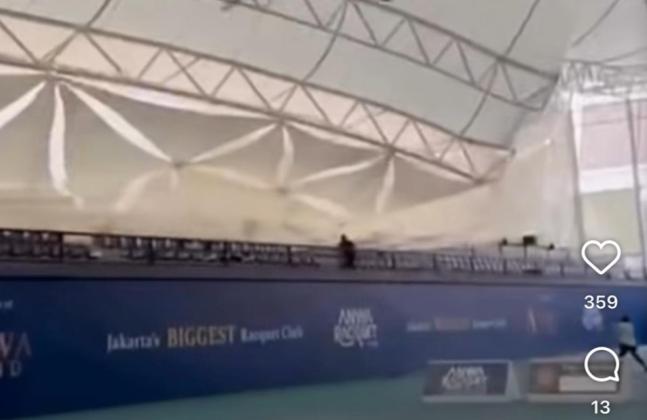 Ngeri! Lapangan Padel di Jakbar Mendadak Ambruk, Pengunjung Auto Kalang Kabut Hindari Reruntuhan