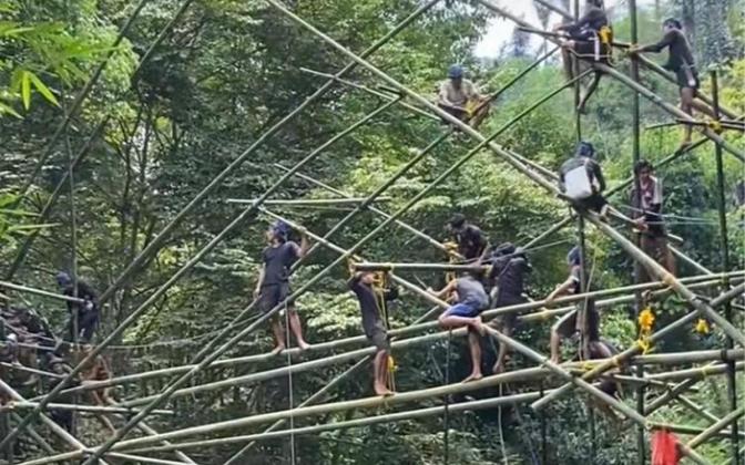 Viral! Aksi Warga Baduy Bangun Jembatan Bambu dengan Semangat Gotong Royong
