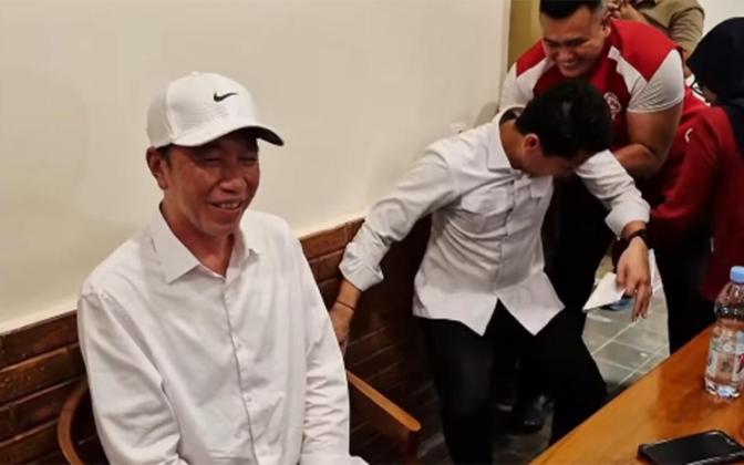 Tertangkap Kamera! Momen Ajudan Jokowi Nyaris Jatuh Bikin Warganet Tertawa