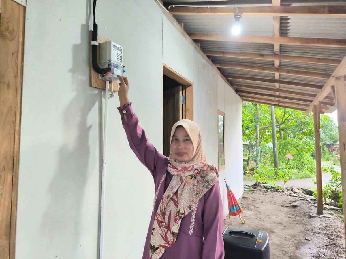 Terang yang Dinanti: Kisah Karmini Rasakan Kemerdekaan Energi Bersama PLN