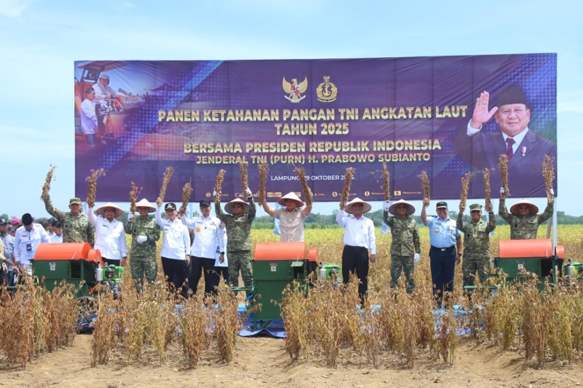 Pangkormar Dampingi Kasal Panen Ketahanan Pangan TNI Al 2025 di Lampung