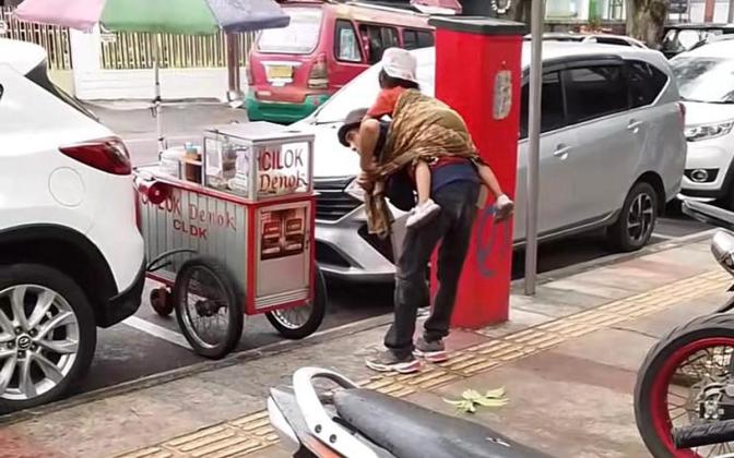 Pedagang Cilok Bandung Viral, Tetap Jualan Sambil Gendong Anak Setelah Istri Tiada