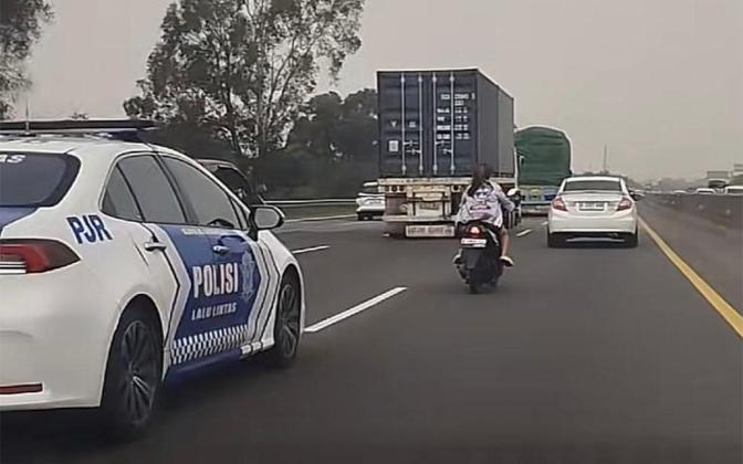 Aksi Kejar-Kejaran Polisi dengan Pengendara Motor di Tol Jakarta–Cikampek