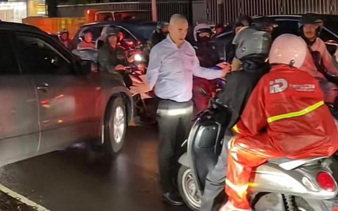 Banjir di Kemang Raya Bikin Macet Parah, WNA Turun Tangan Atur Lalu Lintas