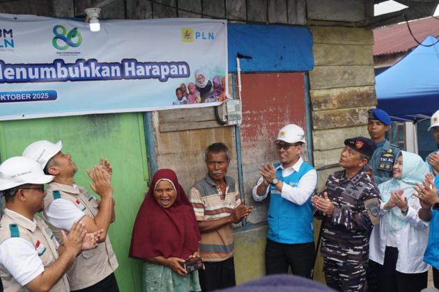 Cahaya dan Harapan di HLN ke-80: PLN Sambungkan Listrik Gratis bagi Keluarga Prasejahtera di Padang