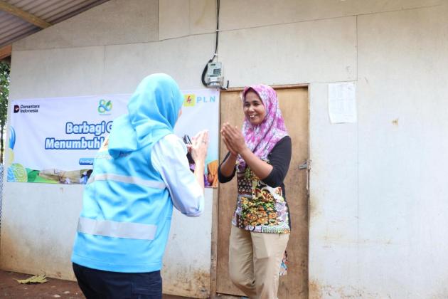 Ratusan Warga Banten Akhirnya Nikmati Listrik Gratis dari PLN, Haru Warnai Momen Penyalaan