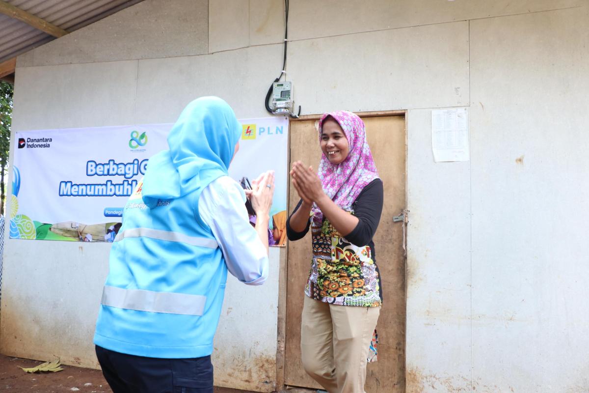 Ratusan Warga Banten Akhirnya Nikmati Listrik Gratis dari PLN, Haru Warnai Momen Penyalaan