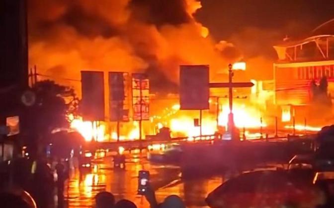 Truk Tangki BBM Terguling Picu Kebakaran Hebat di Cianjur