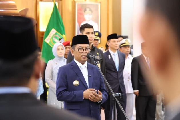 Gubernur Andra Soni Tekankan Responsivitas dan Integritas saat Lantik 23 Pejabat Pimpinan Tinggi Pratama