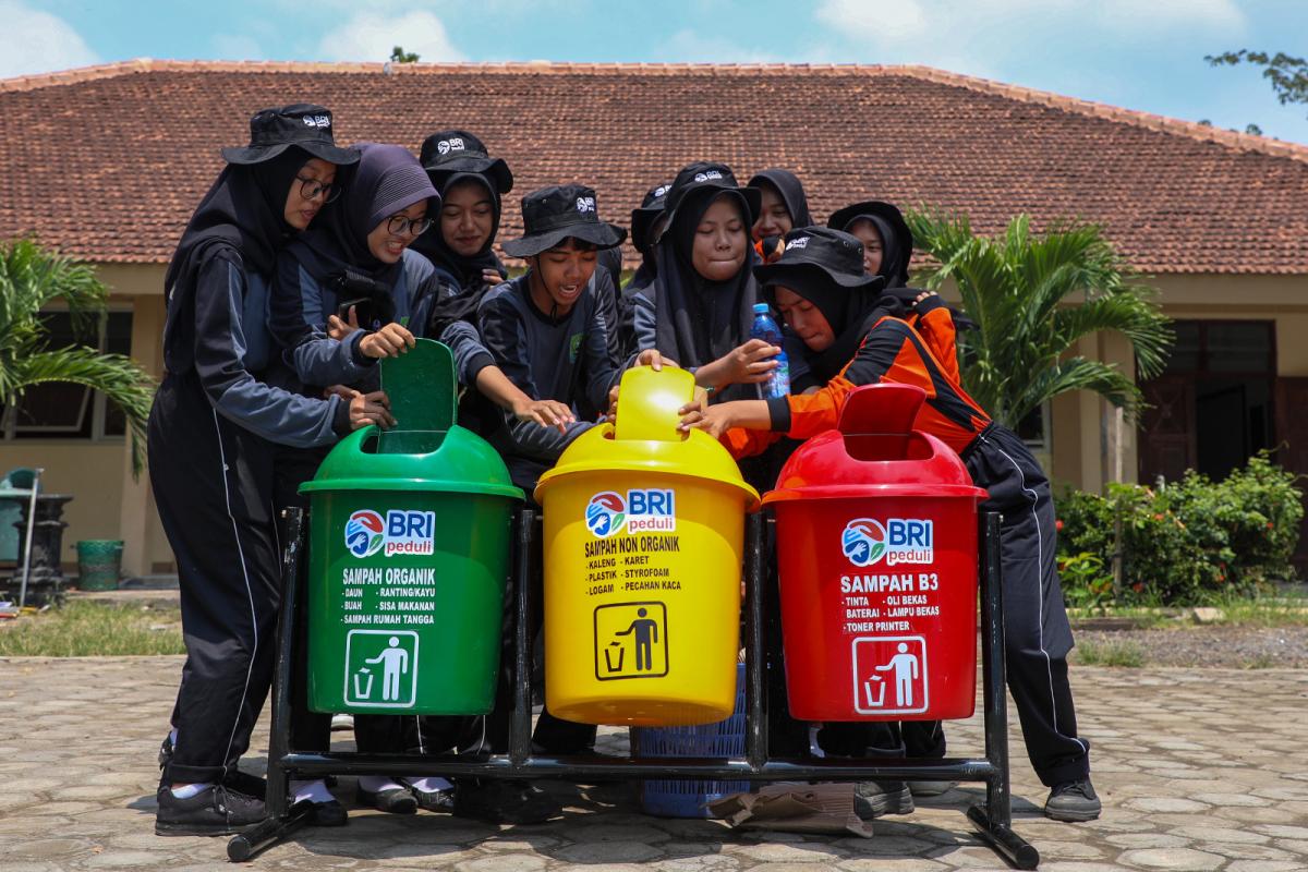 BRI Ajak Generasi Muda Jaga Ekosistem Lingkungan Melalui Penanaman Mangrove dan Pengelolaan Limbah Plastik