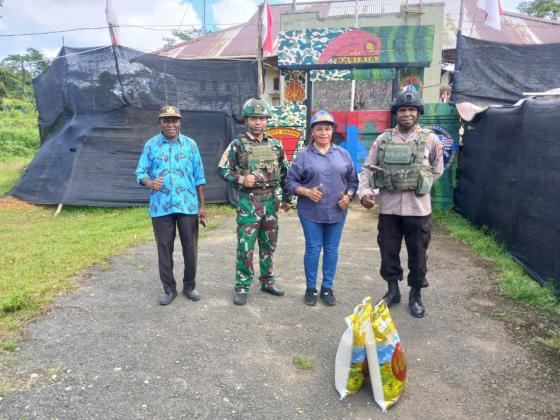 Kepala Dinas Sosial Kabupaten Maybrat, Magdalena Tenau Lakukan Kegiatan Monitoring Dan Evaluasi Di Aifat Timur