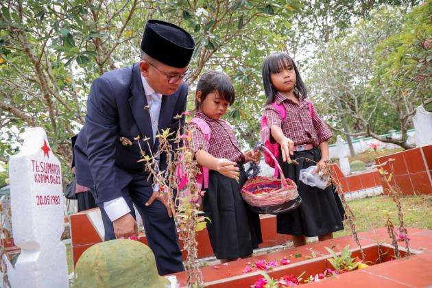 Gubernur Andra Soni Pimpin Upacara Ziarah Hari Pahlawan di TMP Ciceri