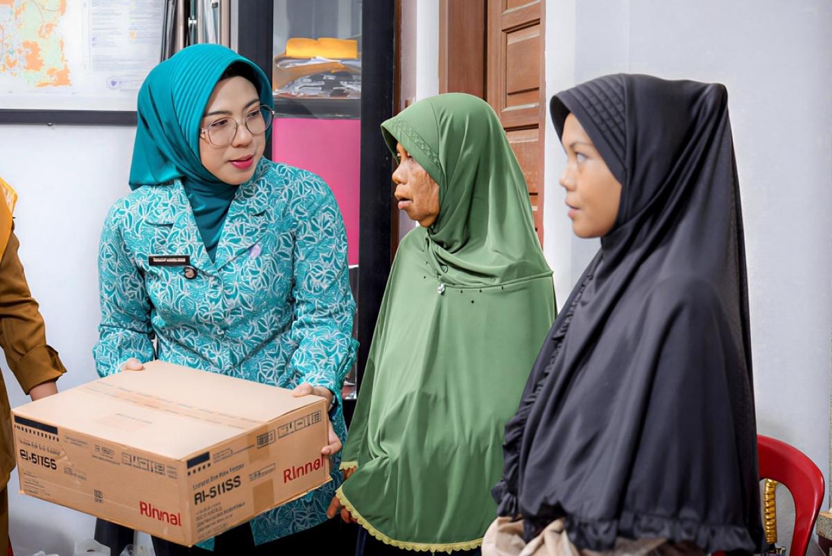 Tinawati Andra Soni Salurkan Bantuan Alat Dapur bagi 33 Keluarga Korban Bencana di Anyer