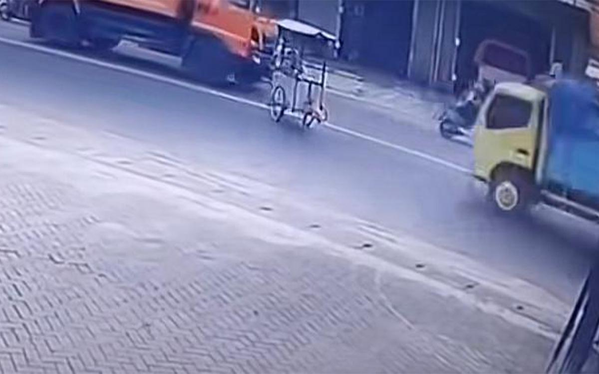 Horor! Gerobak Mie Ayam Hancur Berkeping-keping di Bekasi, Pedagang Kritis Dihajar Truk