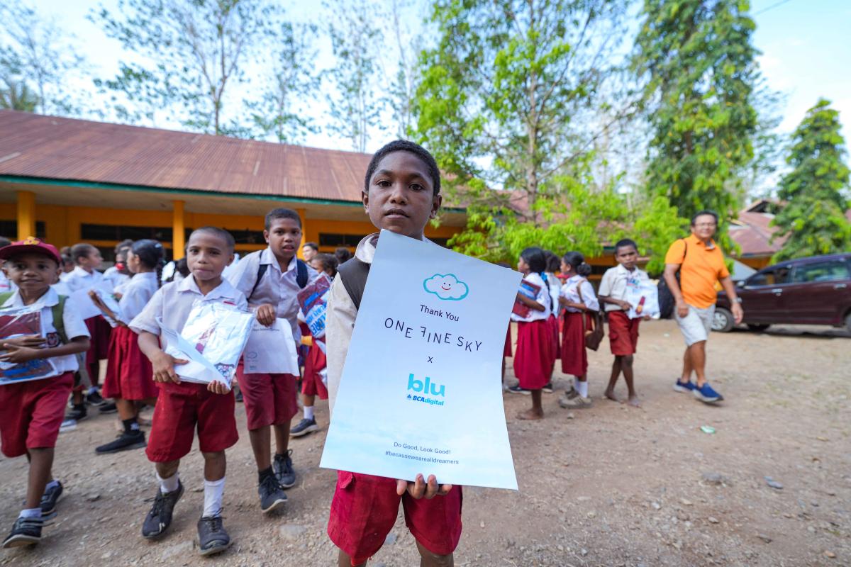 BCA Digital Donasikan 650 Seragam Sekolah dan Dukung Literasi Finansial Lewat Kolaborasi One Fine Sky x blu untuk Siswa-Siswi Alor, NTT