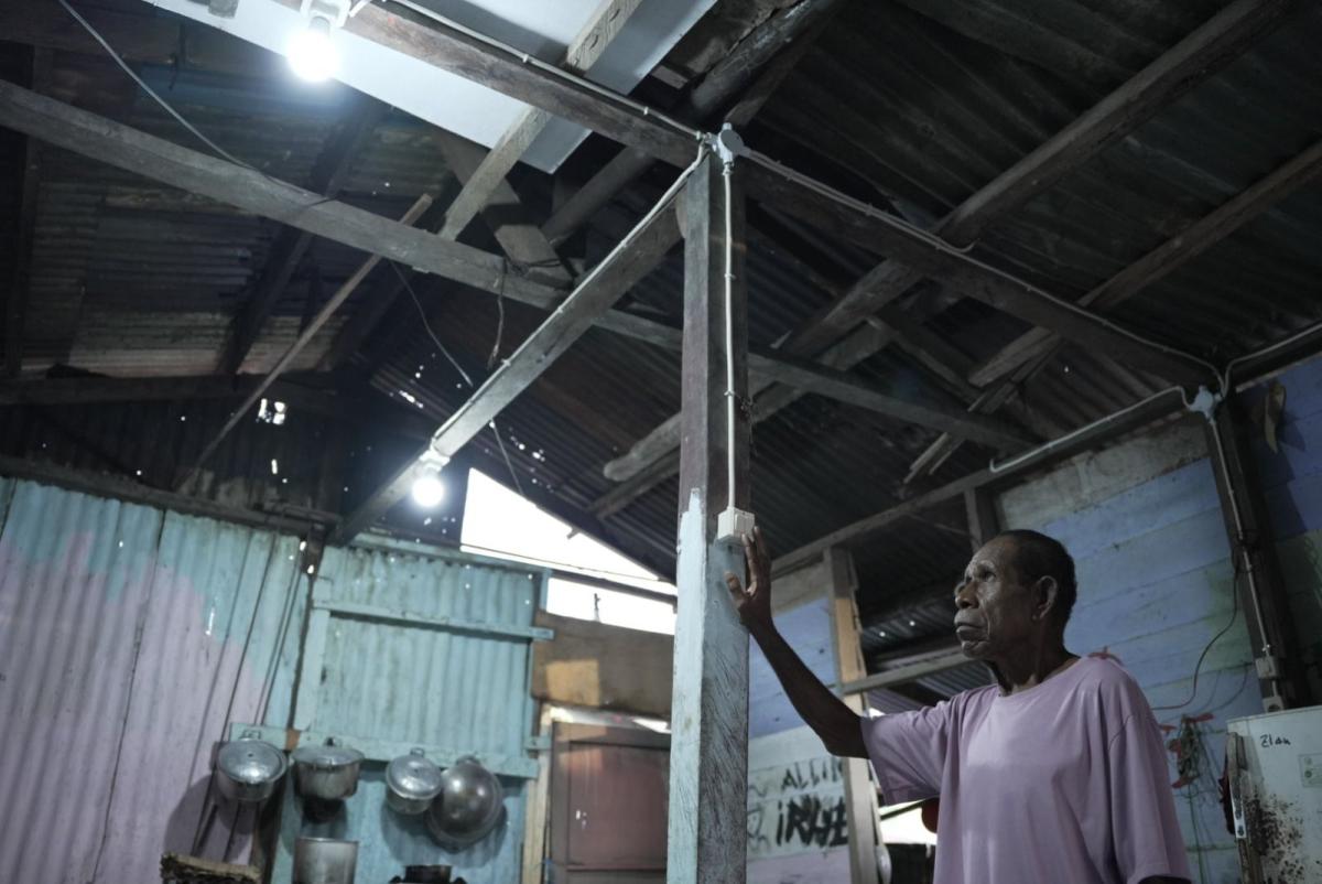 Sambung Listrik 100 Keluarga Prasejahtera di Fakfak Papua Barat, Kementerian ESDM Bersama PLN Lanjutkan Penyaluran Program BPBL