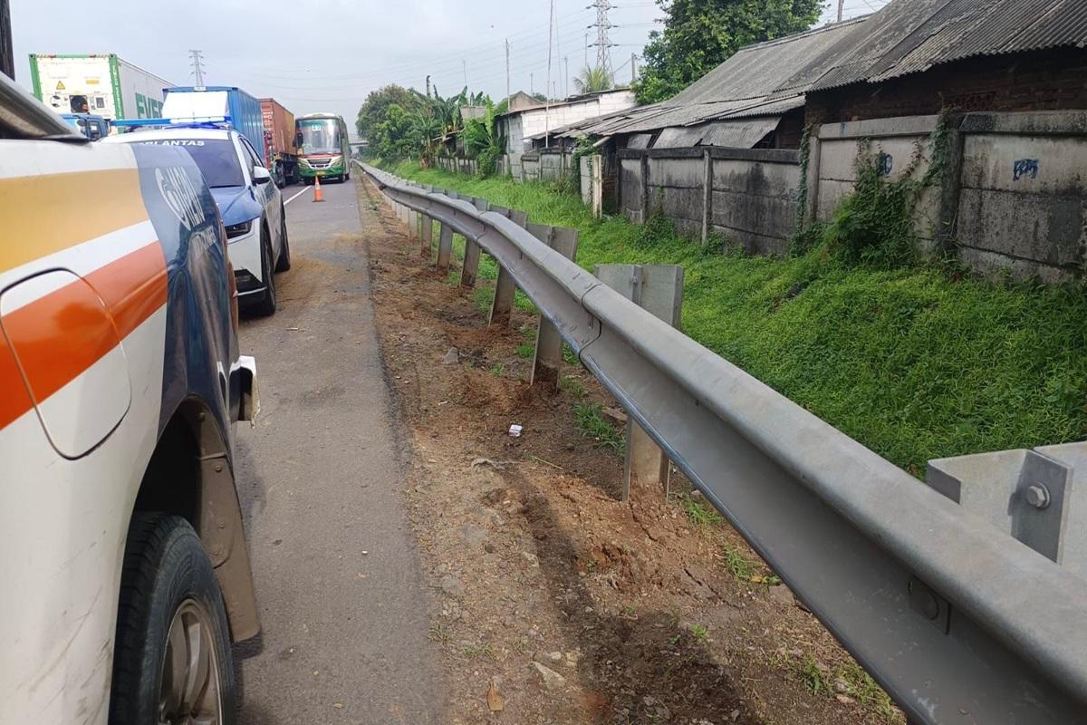 Insiden Kecelakaan di KM 58 A Ruas Jalan Tol Jakarta-Cikampek, Petugas Lakukan Aksi Cepat Evakuasi