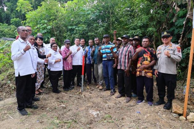 Realisasi Percepatan Sertipikasi Tanah Ulayat di Papua, Menteri Nusron Saksikan Pemasangan Patok Skouw Yambe