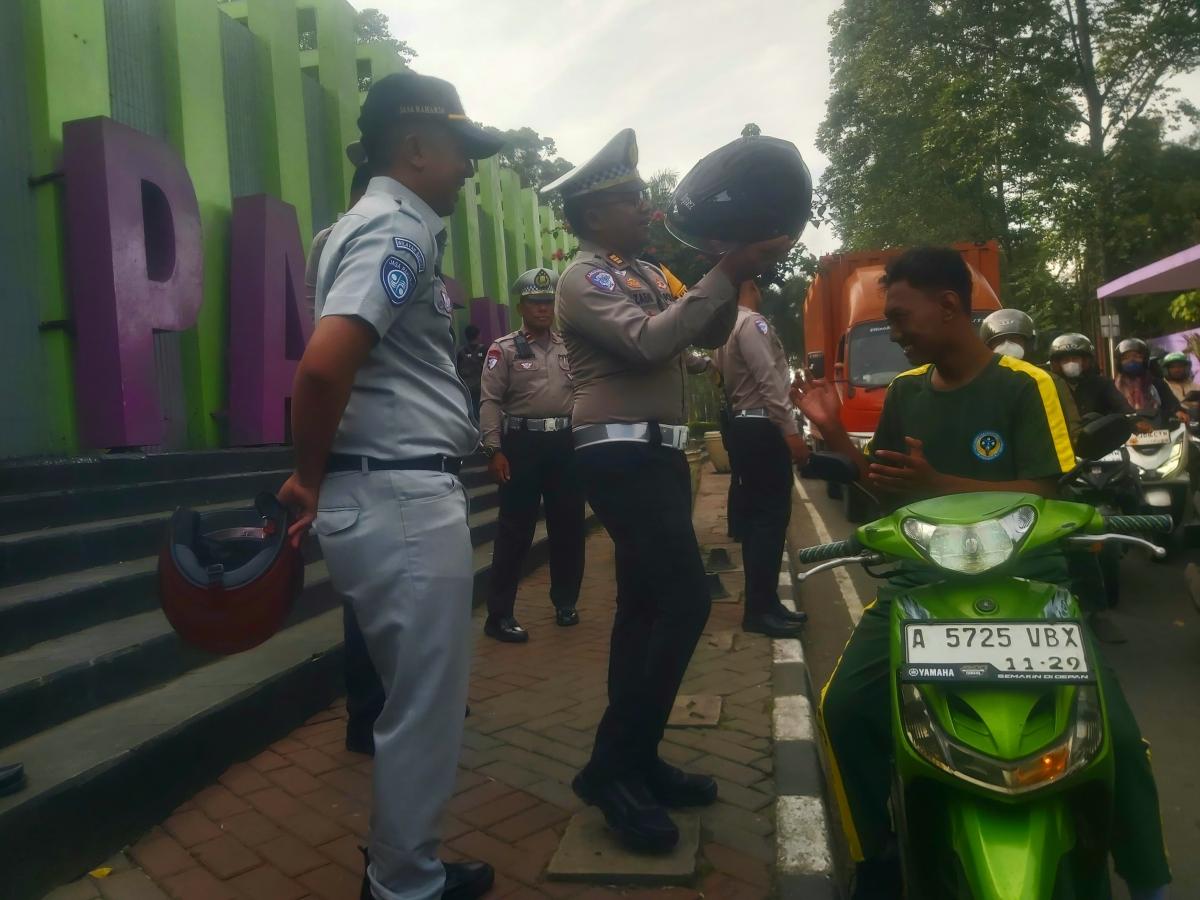 Operasi Zebra Humanis, Polresta Tangerang Hadiahi Helm SNI ke Pelanggar Lalu Lintas