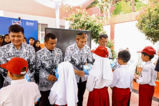 Peringati Hari Guru Nasional, BRI Peduli Beri Apresiasi dan Salurkan Bantuan di SDN Sukamahi 02 Megamendung