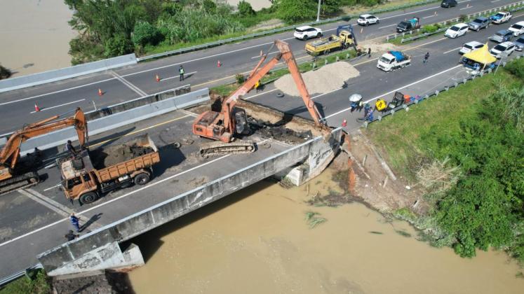 PT Jasamarga Kualanamu Tol Membersihkan Material di Km 41+600 Arah Medan Ruas Tol Medan - Kualanamu - Tebing Tinggi