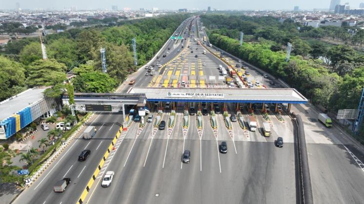 TRAFIK MELEDAK! Tol Sedyatmo 'Gerbang Emas' Jakarta Layani 73 Juta Kendaraan dalam 11 Bulan, Ini Jurus Jasa Marga Jaga Kelancaran!