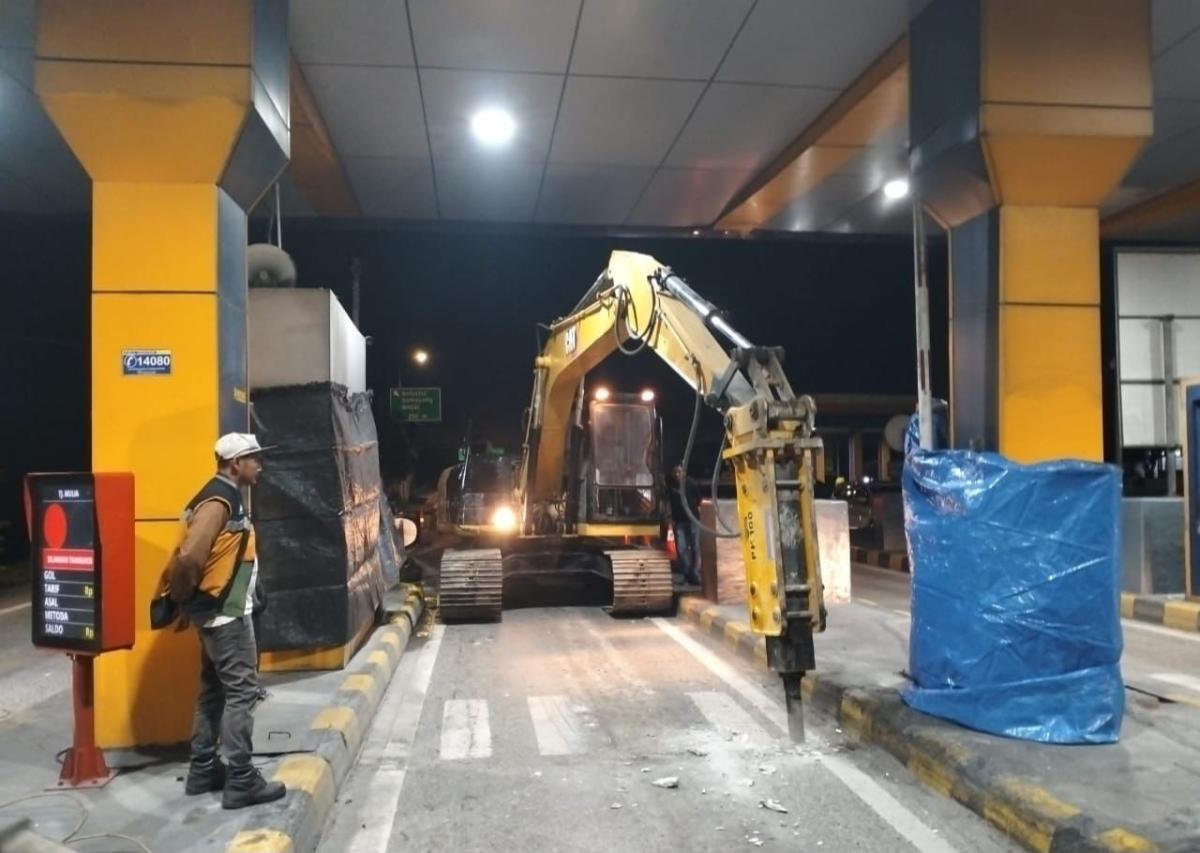 Siapkan Layanan Nataru, JNT Lakukan Perbaikan Expansion Joint dan Rekonstruksi Beton di Dua Gerbang Tol Ruas Belmera