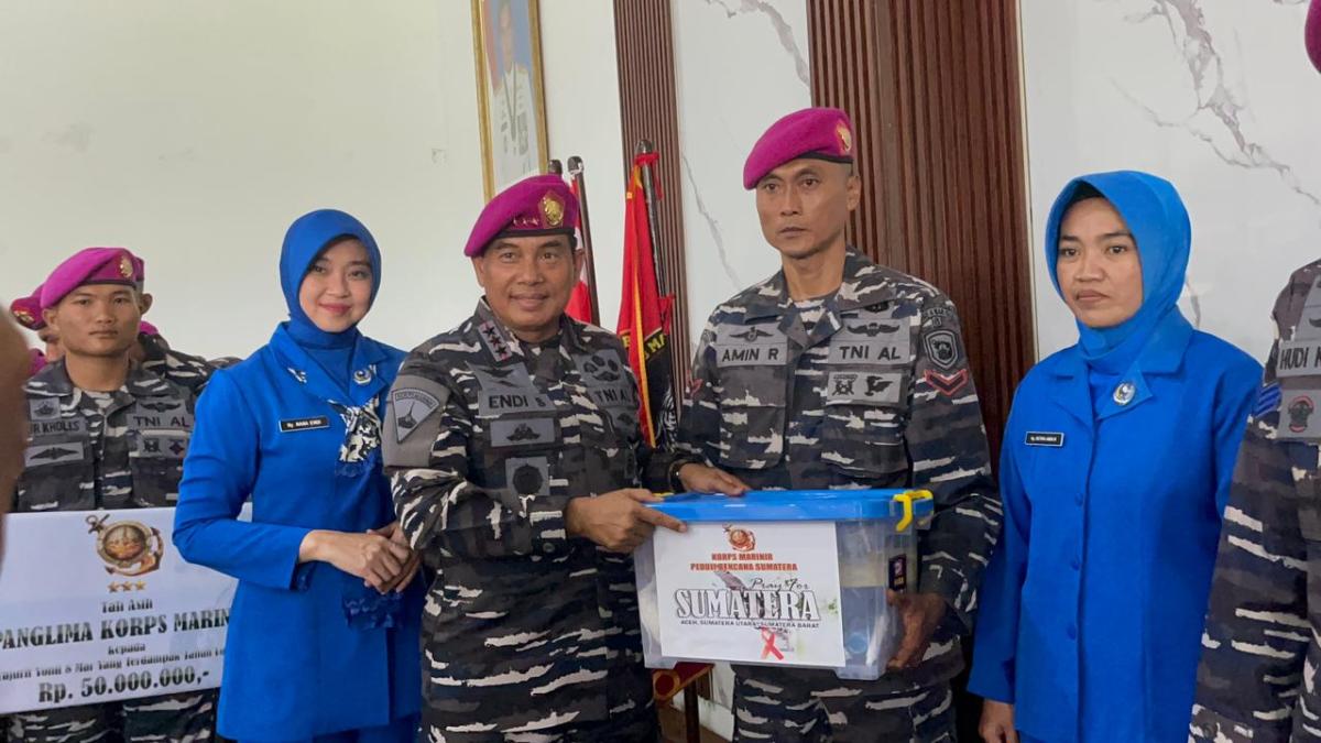 Pangkormar Terjun Langsung Tinjau Lokasi Banjir, Memberi Bantuan dan Temui Prajuritnya