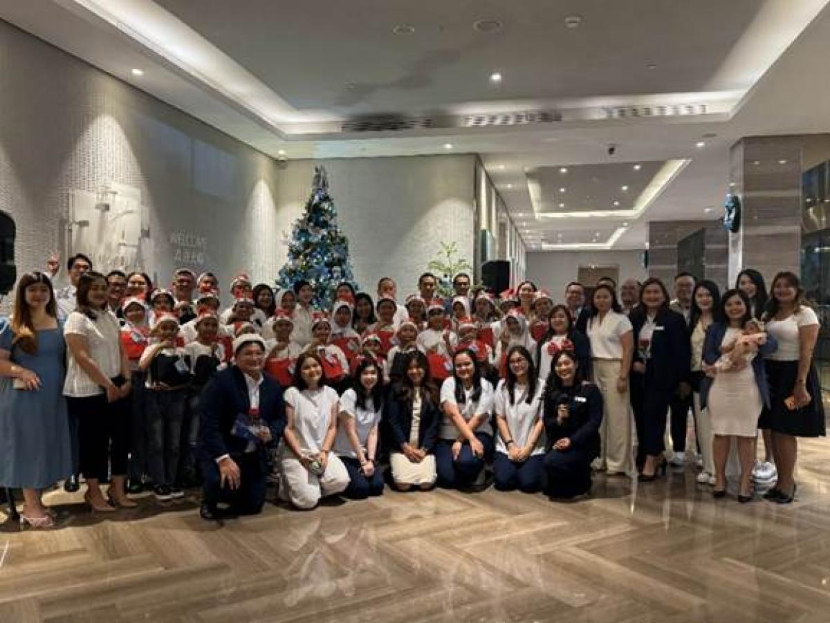 Holiday Inn & Suites Jakarta Gajah Mada Sambut Hangat Natal Bersama Rumah Belajar Saab Shares
