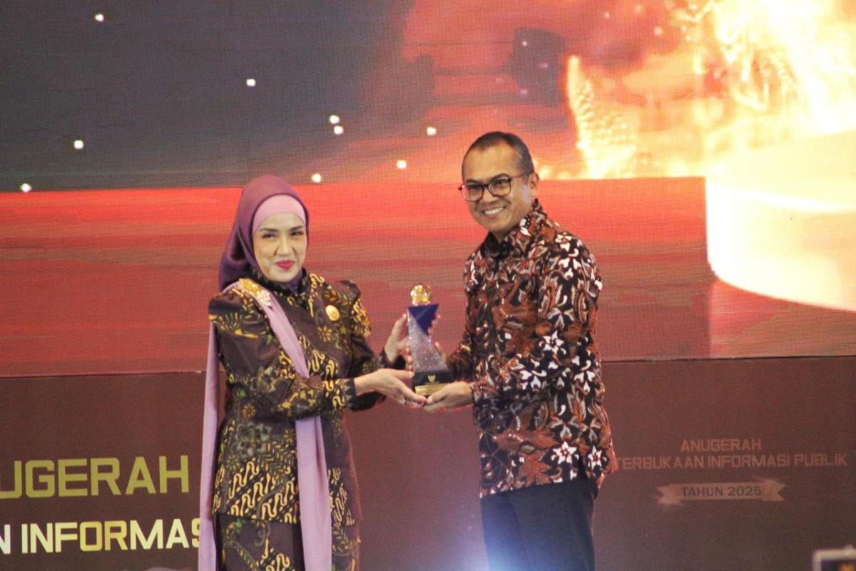 BTN Raih Predikat BUMN Paling Informatif 2025, Eko Waluyo Terima Penghargaan dari KIP RI