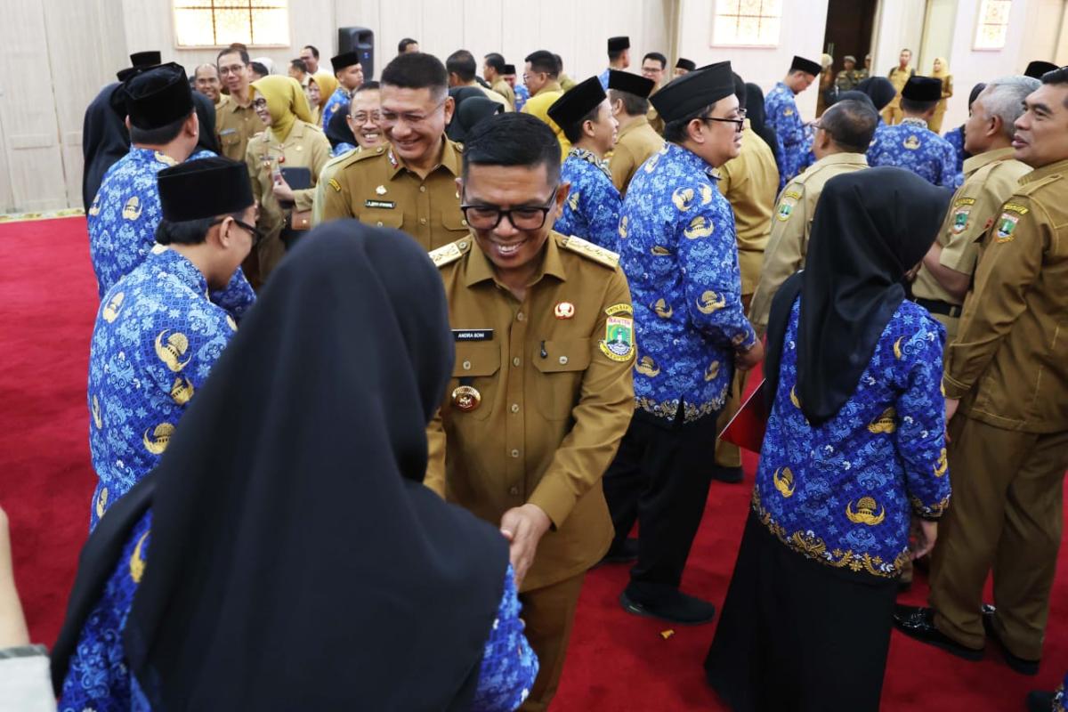 Perkuat SDM, Gubernur Banten Andra Soni Serahkan 4.631 SK PPPK Paruh Waktu Pemprov Banten