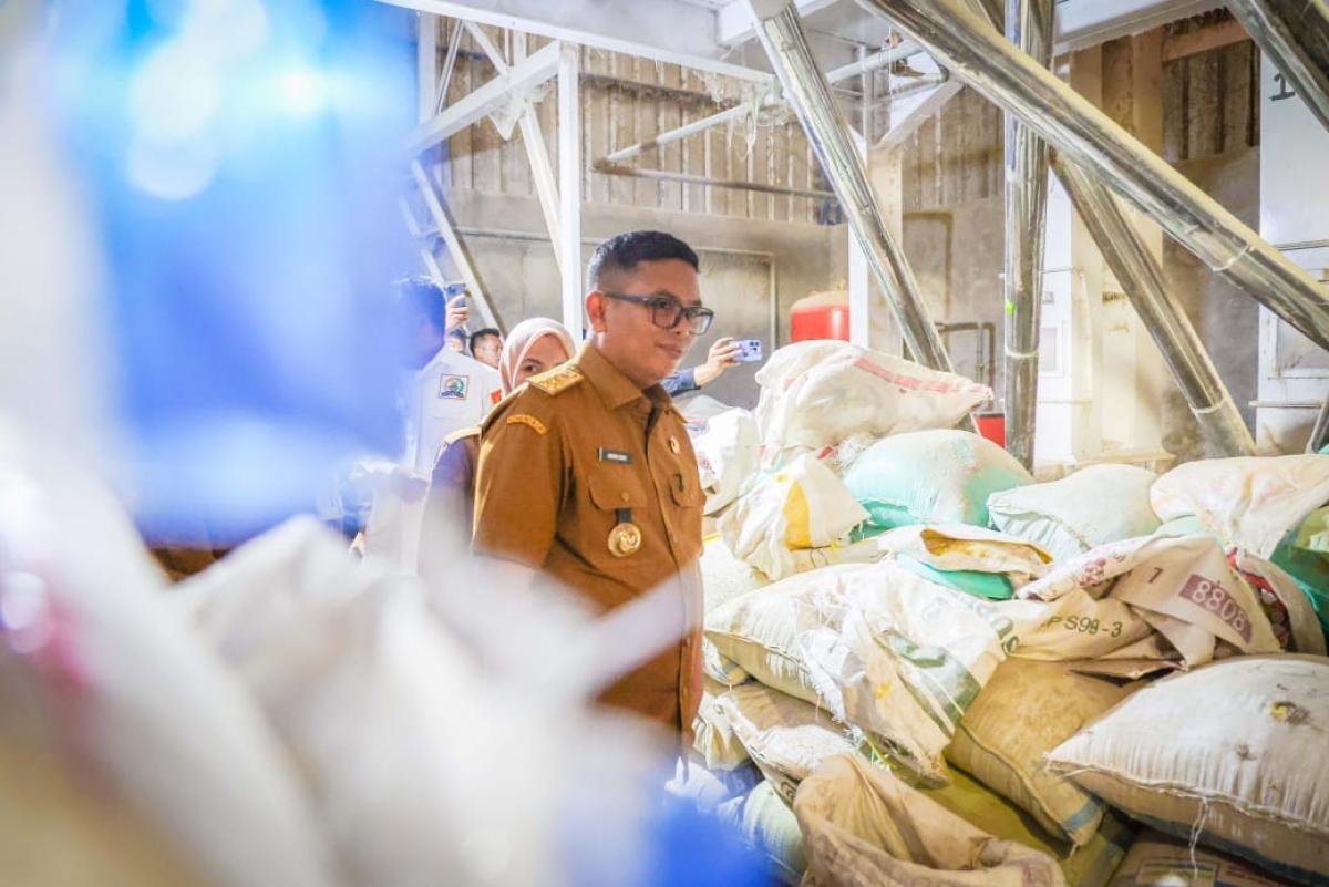 Tinjau Penggilingan di Serang, Gubernur Banten Andra Soni Pastikan Stok Beras Banten Aman Jelang Nataru