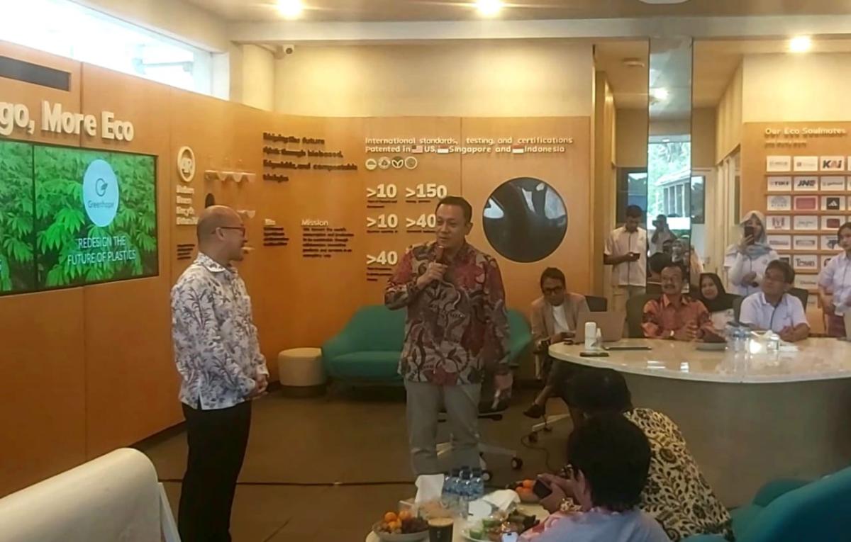 Wamen KLH Dukung Inovasi Anak Bangsa, Greenhope Tawarkan Pelapis Sampah TPA dari Sari Pati Singkong