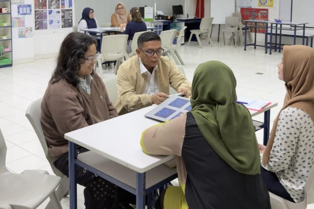 Implementasi Kebijakan, Gubernur Andra Soni Ambil Rapor Anak ke Sekolah