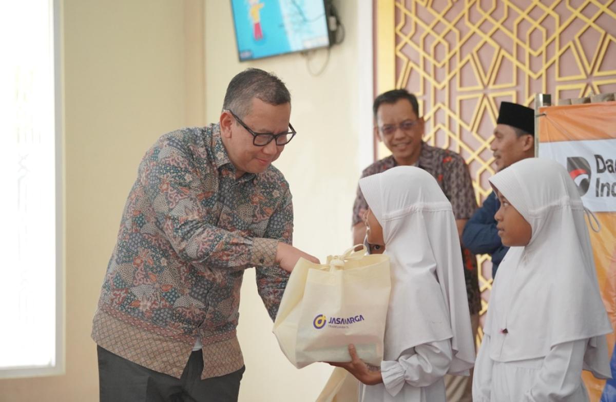 Aksi Sosial PT Jasamarga Transjawa Tol: Santuni 300 Anak Yatim Jelang Libur Nataru