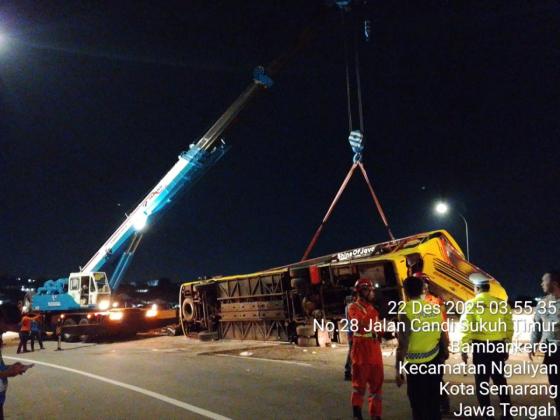 Terjadi insiden kcelakaan Bus di KM 419 A Simpang Susun Krapyak Jalan Tol Batang–Semarang, Petugas Lakukan Aksi Cepat