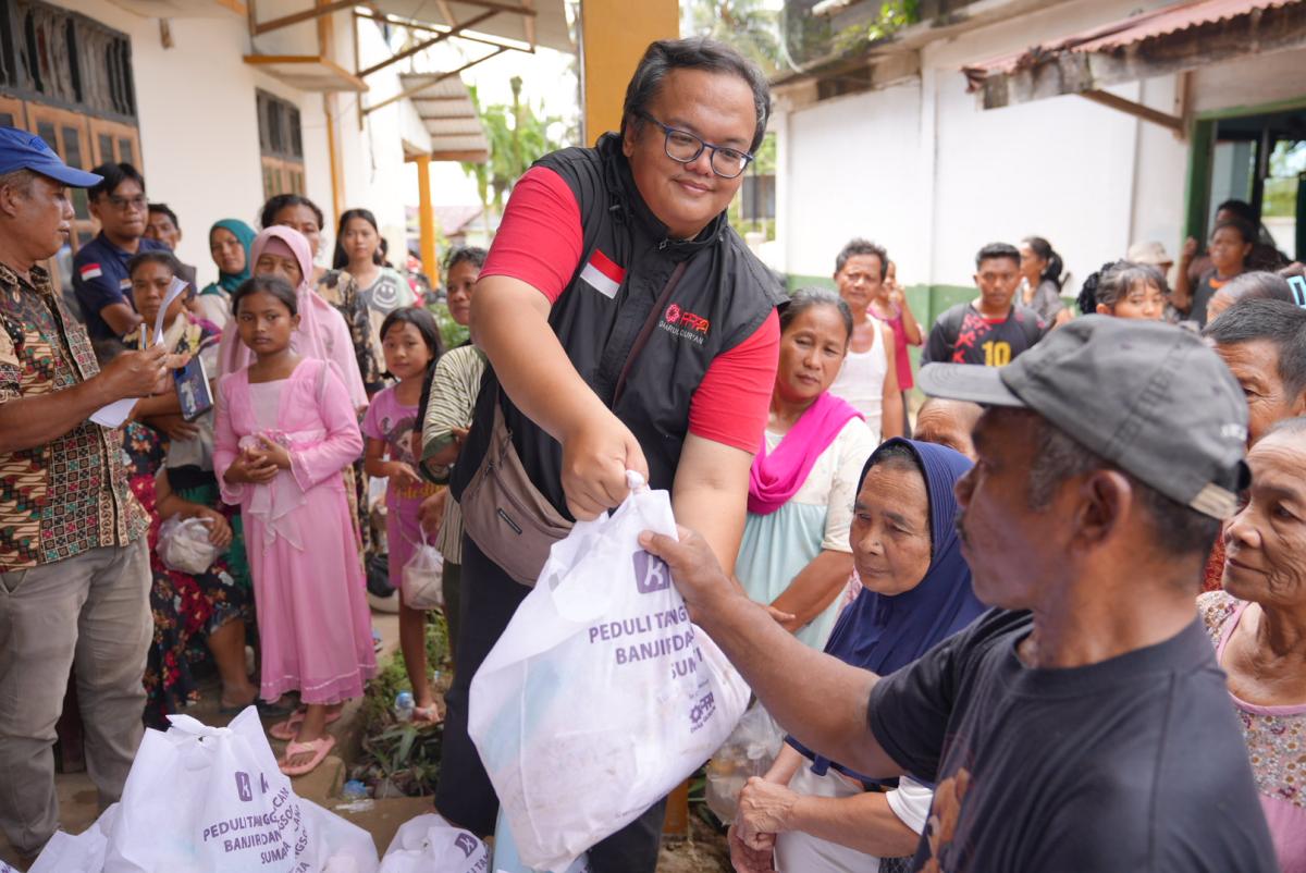 Krom Bank Salurkan Bantuan untuk Warga Terdampak Banjir Sumatera