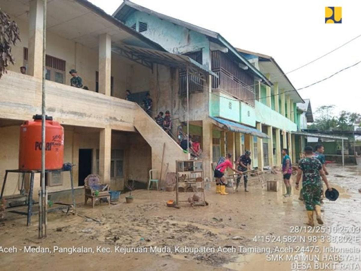 Aceh Tamiang Bangkit! Kementerian PU Gandeng BUMN Karya & TNI Bersihkan Sekolah dari Lumpur