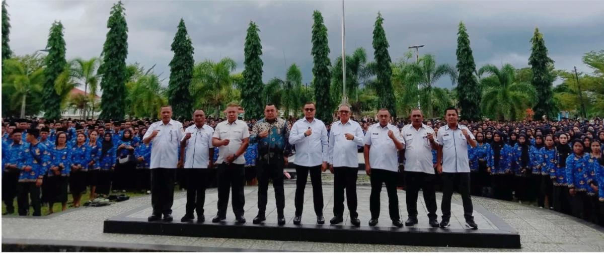 Bupati Bursel Serahkan SK Ribuan PPPK Paruh Waktu